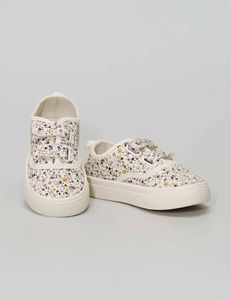 Floral canvas trainers offers at 35 Dhs in Kiabi